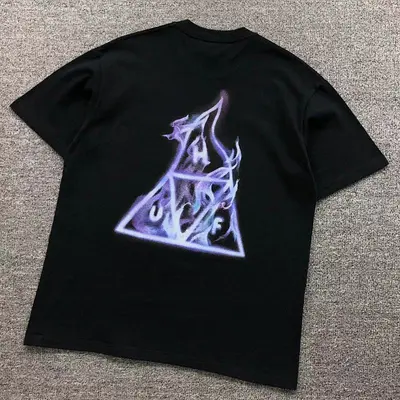 ¥88 HUF T-SHIRT(im 170cm 57kg i wear size L in the phot)