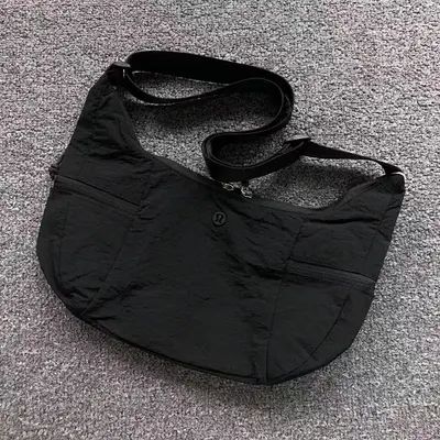 ￥85 LULULEMON BAG 1108211966 ( 长25CM*宽8CM*高23CM)