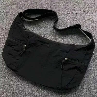 ￥95 LULULEMON BAG 1108220666 ( 长51CM*宽15CM*高28CM)
