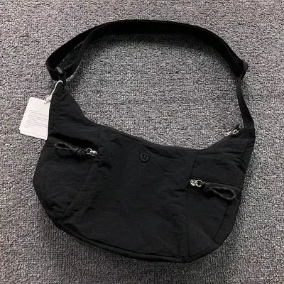 ¥85 LULULEMON BAG 1108220566 ( 长37CM*宽9CM*高26CM)