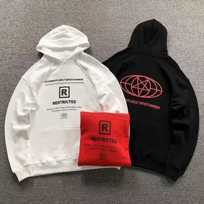 ¥158 VETEMENTS HOODIE 41091535145(im 170cm 60kg i wear size S in the phot)