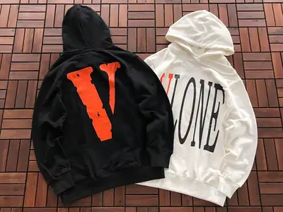 ￥~115 VLONE HOODIE 33120130 (im 176CM 58KG iwear size M in the photo)