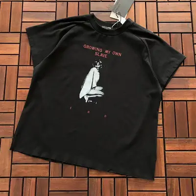 ¥~85 E.R.D T-SHIRT 77010350 (im 176CM 58KG iwear size M in the photo)