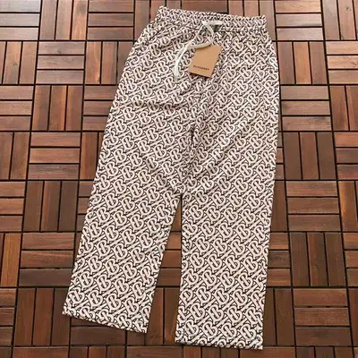 ￥ ~ 125 B🔥RB🔥RRY TROUSERS 77031790 (im 176CM 58KG iwear size M in the photo)