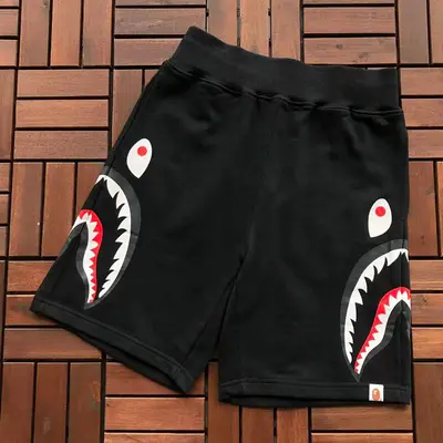 ￥~109 BAPE SHORTS 55040772 (im 185CM 80KG iwear size M in the photo)