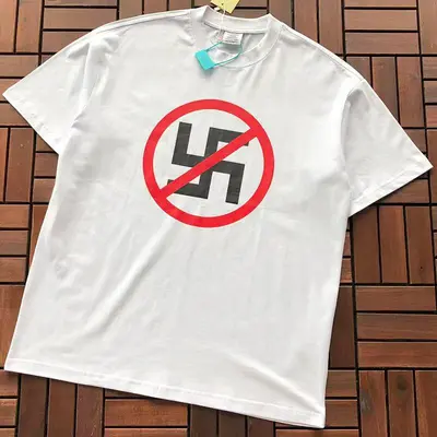 ￥~109 VETEMENTS T-SHIRT 55040745 (im 185CM 80KG iwear size M in the photo)