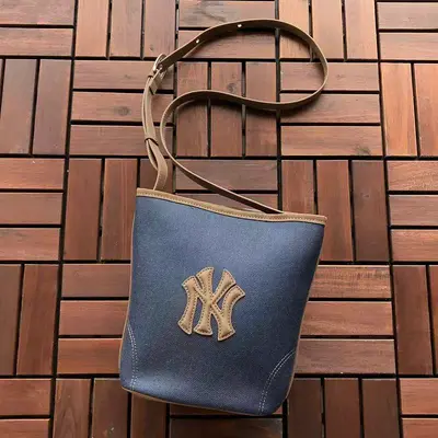 ¥~109 MLB BAG 66050733 (长23CM*宽23CM*高13CM)