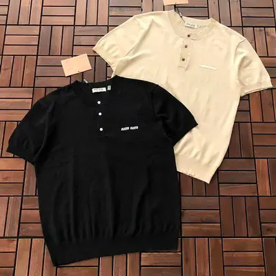 ￥~125 M🔥U M🔥U T-SHIRT SWEATER 66051036 (im 180CM 68KG iwear size M in the photo)