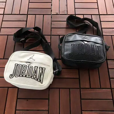 ¥~179 AIR J🔥RD🔥N BAG 66070115(长20CM*宽14CM*高7CM)