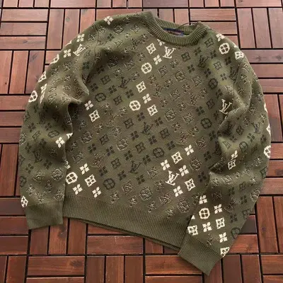￥~359 L🔥SWEATER 77081327 (im 185CM 70KG iwear size M in the photo)
