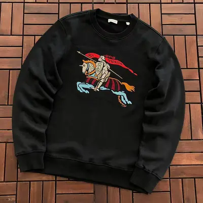￥~159 B🔥RB🔥RRY SWEATER 66082014 (im 180CM 68KG iwear size M in the photo)